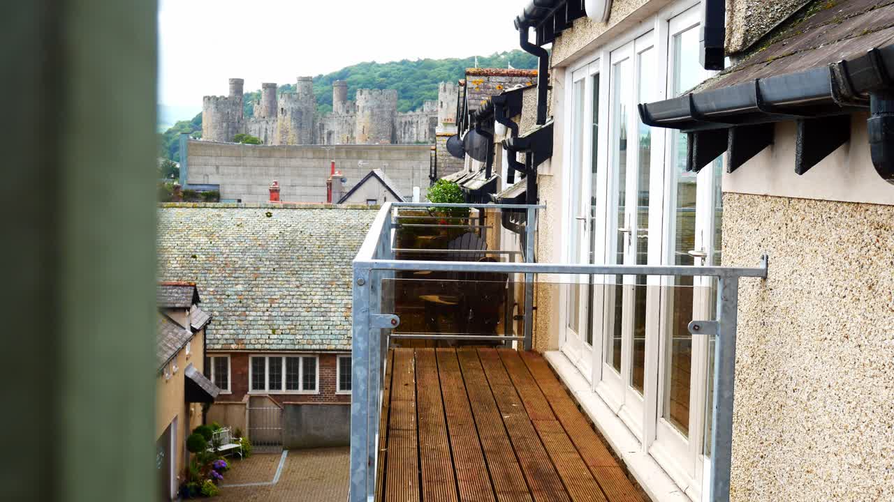 apartamento de lujo con balcón de cristal en conwy propiedad con balcón y vistas al castillo frente al mar sobre los tejados dolly a la derecha