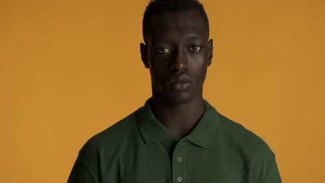 hombre afroamericano en fondo amarillo.