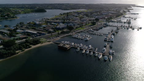 volando sobre el puerto deportivo en la entrada de los lagos