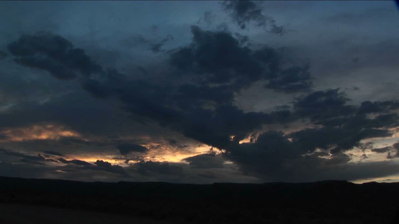 사막 위의 하늘에 폭풍우 구름이 모여 있다