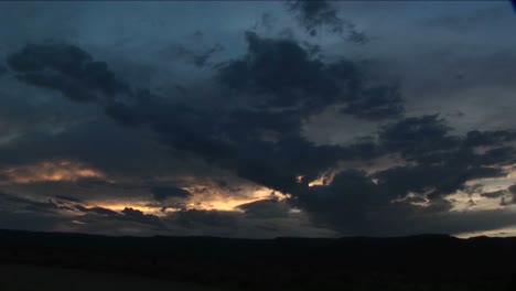 Gewitterwolken-Gruppieren-Sich-Am-Himmel-über-Einer-Wüste