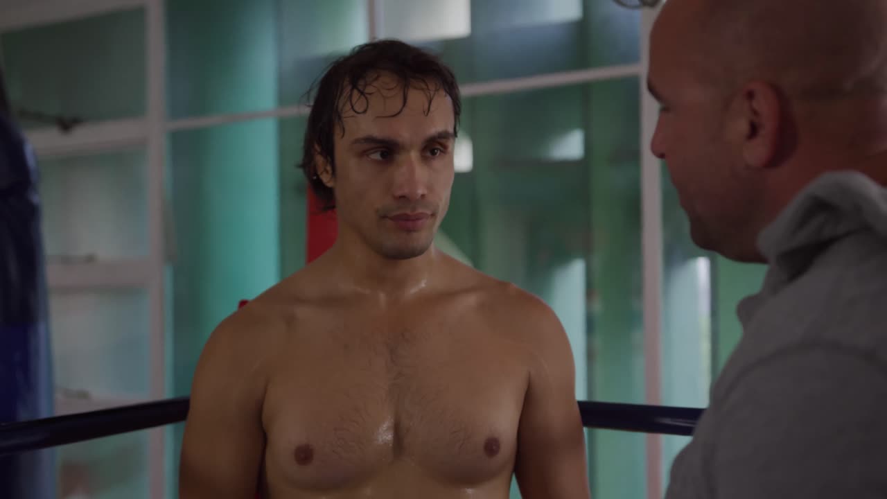 권투 체육관 에서 코치 로 일 하는 백인 남자