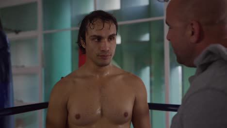 hombre caucásico siendo entrenador en el gimnasio de boxeo