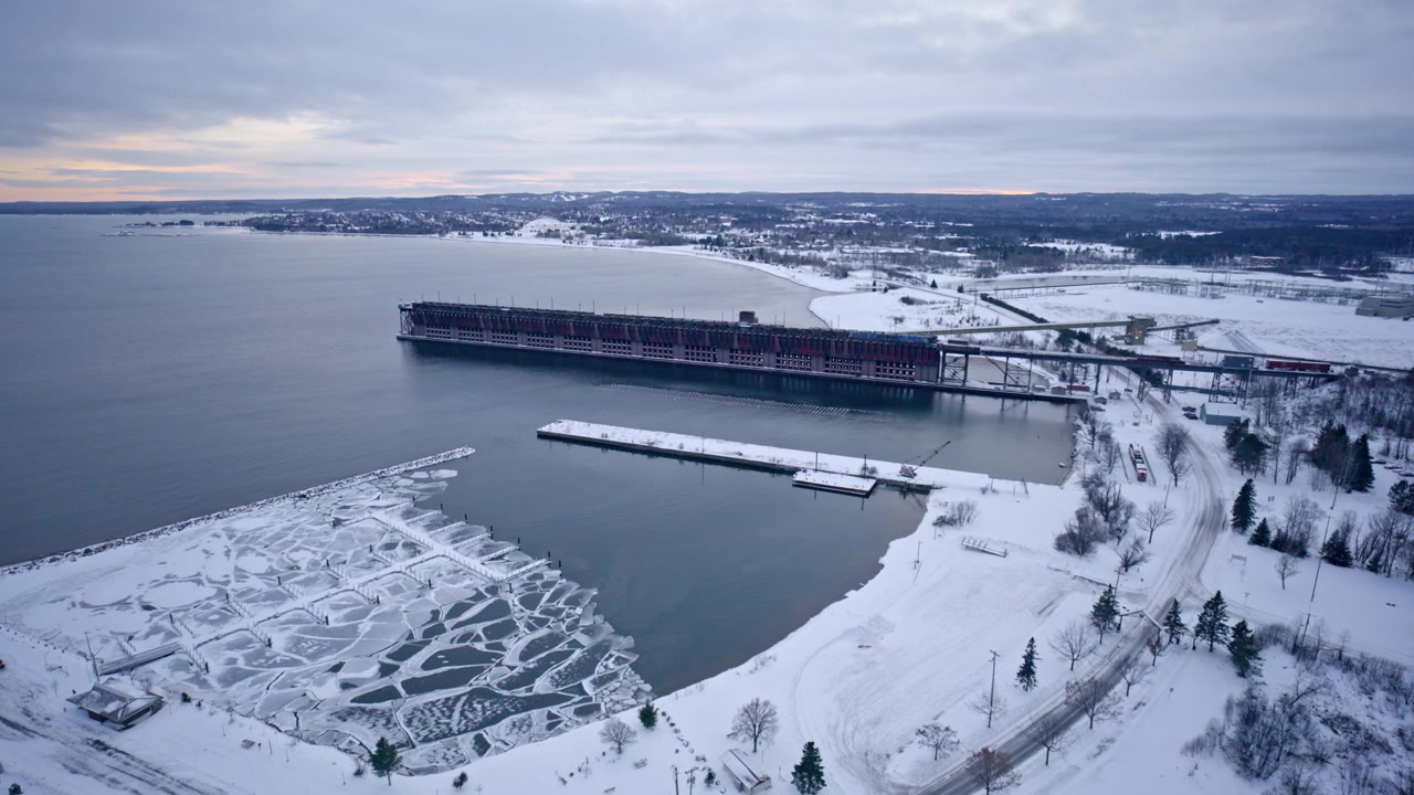 Ripresa con drone in inverno di un molo di carico di minerale di ferro nel Michigan settentrionale.