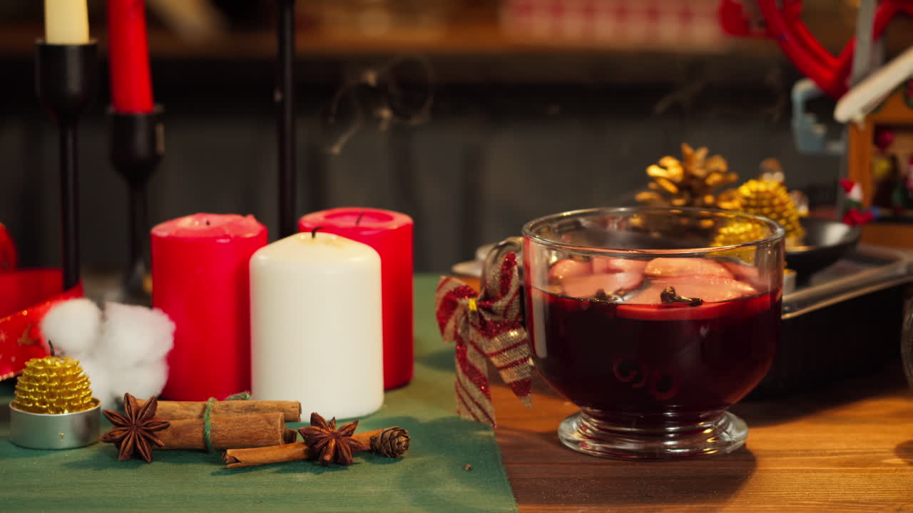 Warmer Glühwein und Kerzen auf einem festlichen Weihnachtstisch