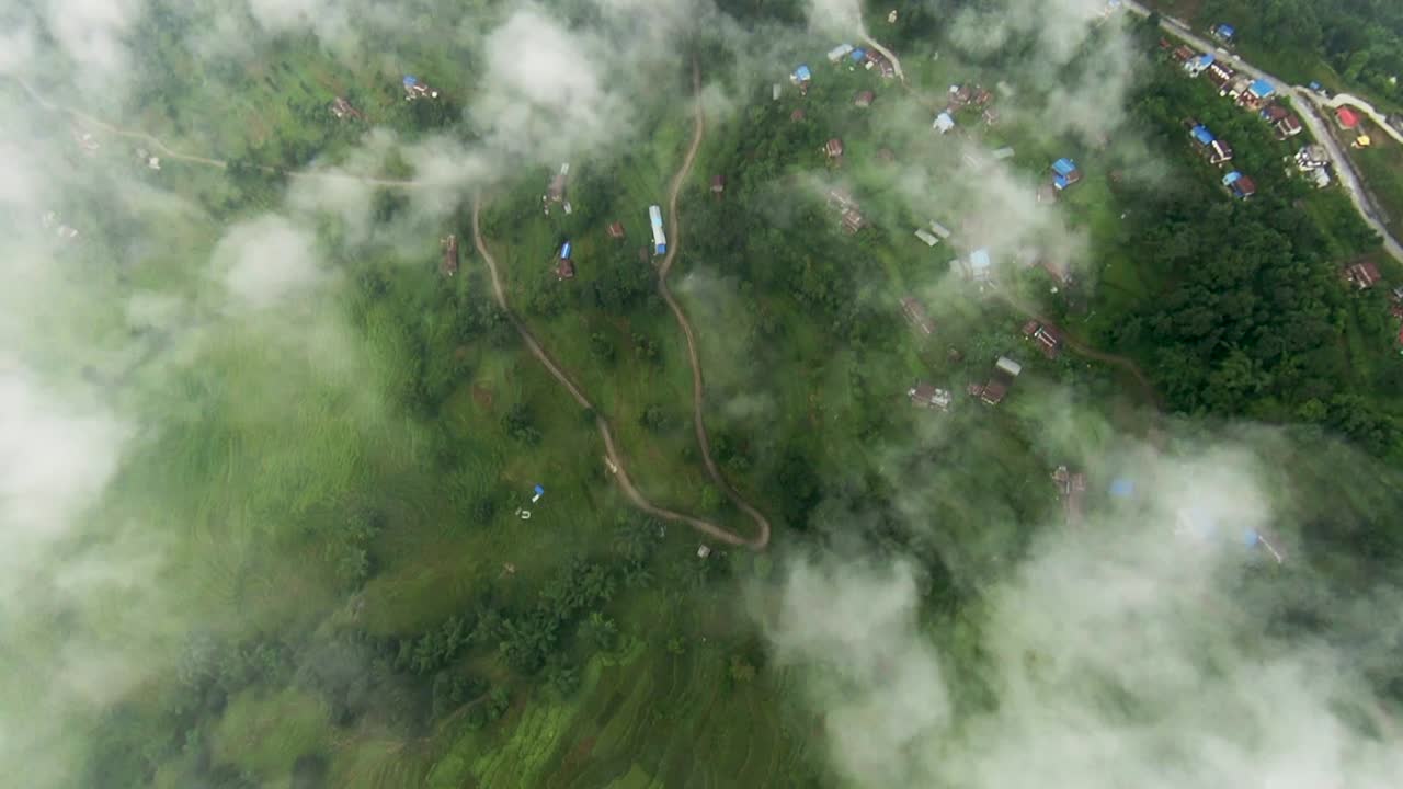 vista de pájaros sobre la aldea montañosa rural de nepal