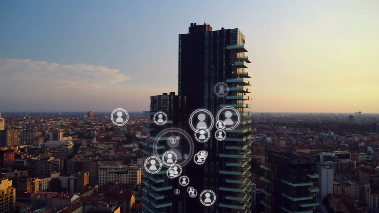 Animação de ícones de pessoas se multiplicando movendo-se sobre paisagem urbana moderna ao pôr do sol.