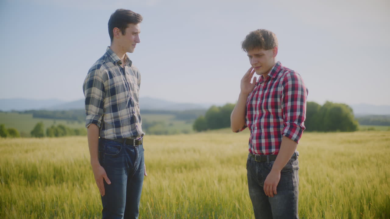 두 농부 가 밀 에서 토론 하고 있다