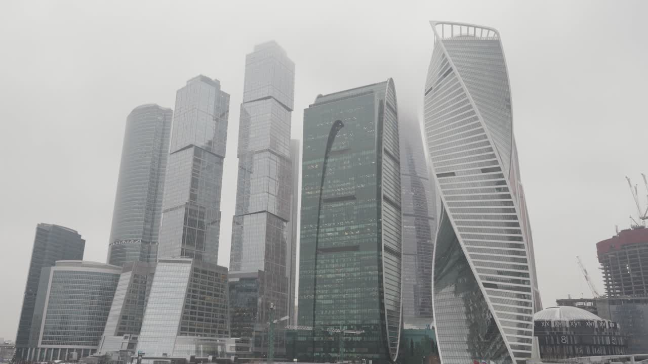 el horizonte de la ciudad de moscú en un día nublado