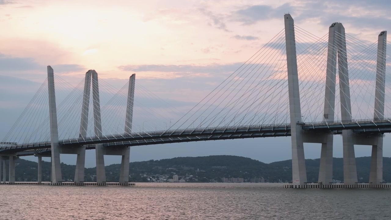 Veduta aerea del ponte Tappan Zee in una giornata estiva. Ripresa al crepuscolo a Tarrytown.