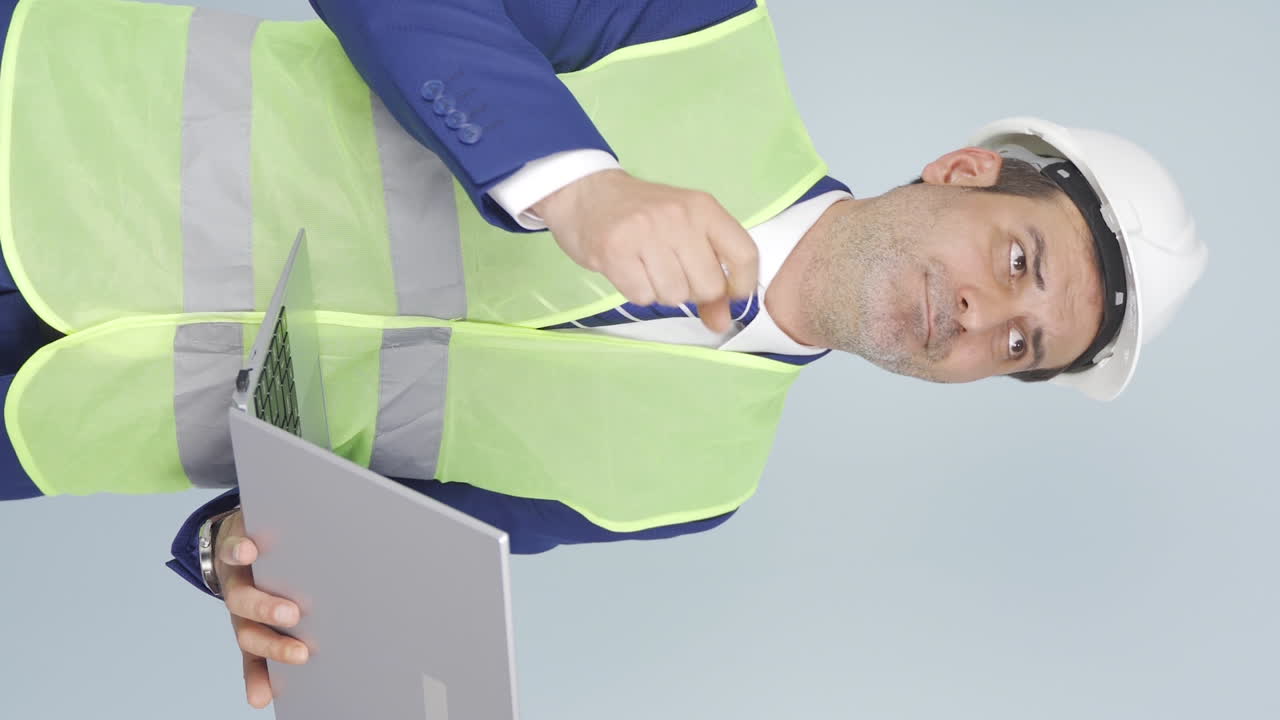 video vertical de un ingeniero trabajando en un proyecto en una computadora portátil.