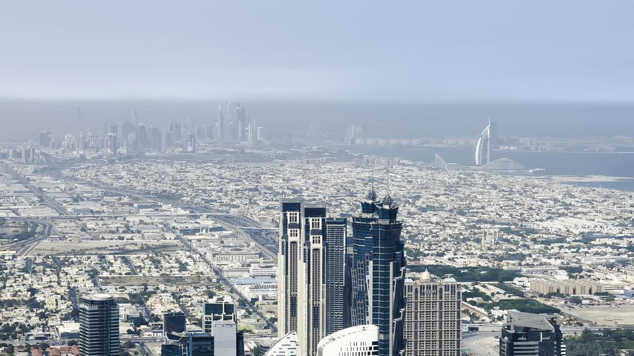mirando a través del paisaje de dubai desde el centro hasta la marina de dubai en un día despejado