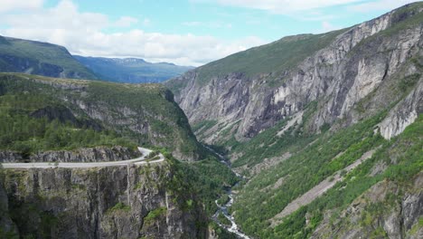 Malerische-Straße-Entlang-Des-Eidfjords,-Des-Flusses-Bjoreio-Und-Des-Wasserfalls-Voringfossen-In-Vestland,-Norwegen---Luftaufnahme