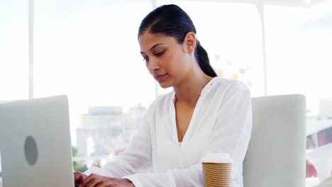 Mujer-Usando-Laptop-En-La-Oficina