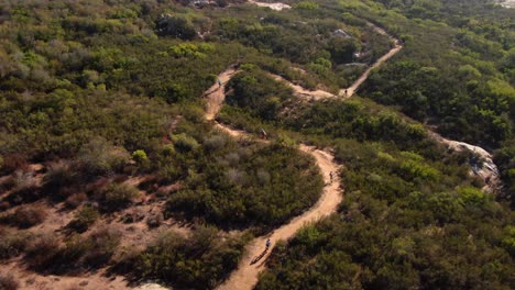 Competencia-De-Bicicleta-De-Montaña-De-Sendero-Sinuoso-En-Espiral-De-Drones-4k