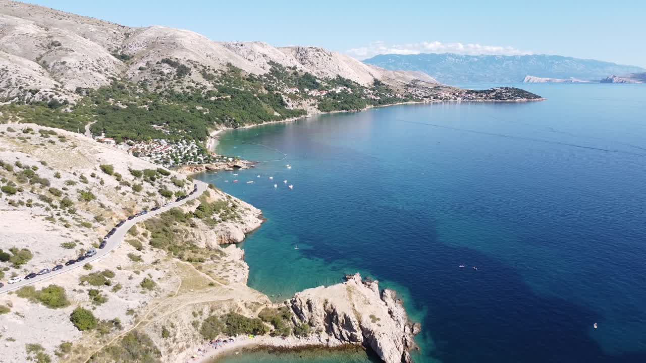 oprna bay, krk island, kvarner, croatia - 아드리아 해를 따라 해안 도로의 공중 무인 항공기 전망