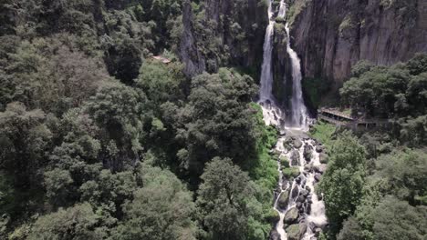 Filmische-Drohnenaufnahme-Eines-Wasserfalls-Und-Eines-Flusses-In-Den-Bergen:-Ideal-Für-Dokumentarfilme