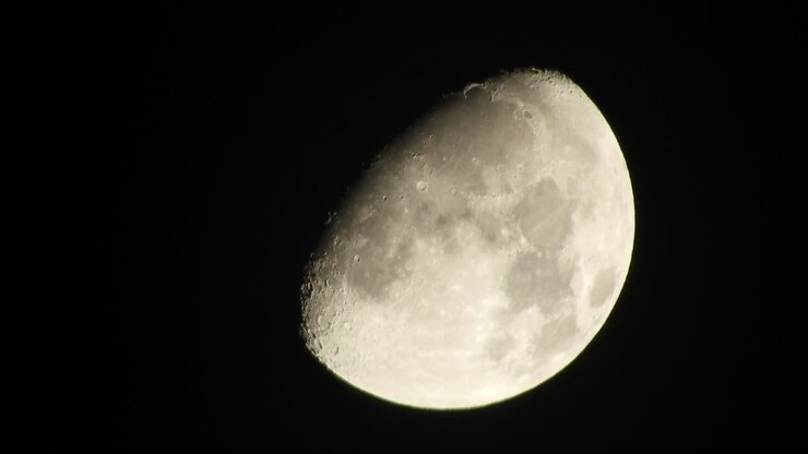 Lua com nuvens no céu noturno