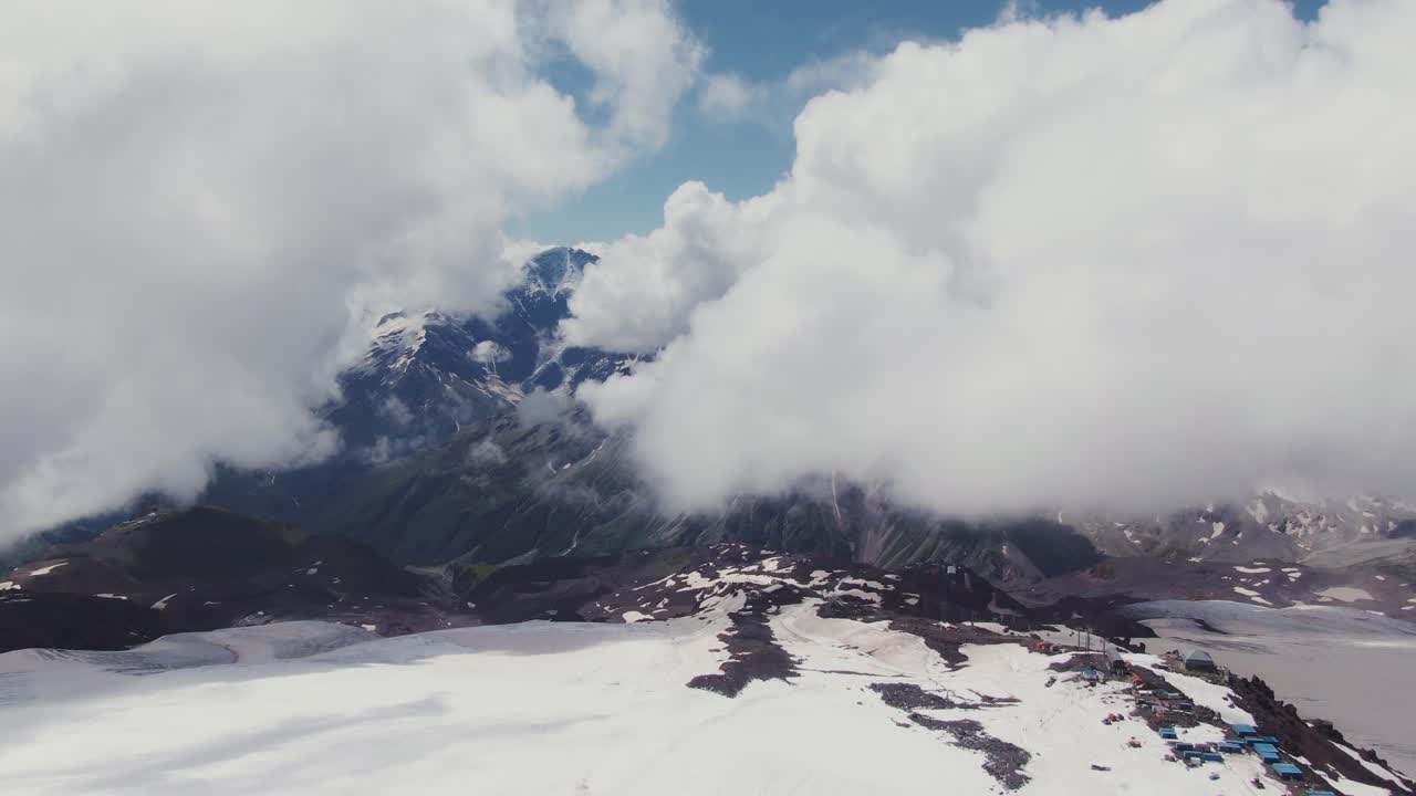 구름과 눈이 가득한 웅장한 산악 풍경