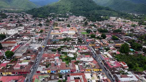 imágenes aéreas de drones en 4k de antigua, guatemala, destacando los coloridos edificios y las vibrantes calles de la ciudad