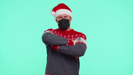 Mann-Im-Weihnachtsroten-Pullover-Mit-Gesichtsmaske-Und-PSA,-Um-Sich-Während-Der-Sperrquarantäne-Vor-Dem-Coronavirus-Zu-Schützen
