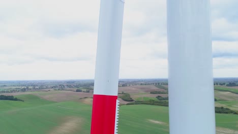 ne tourne pas moulin à vent peint en blanc et rouge avec greenfield et fond de ciel nuageux à kwidzyn, pologne - gros plan