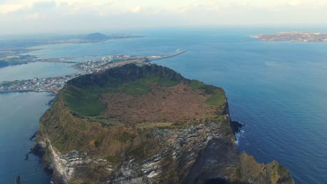 vista panorámica de seongsan ilchulbong drone en 4k