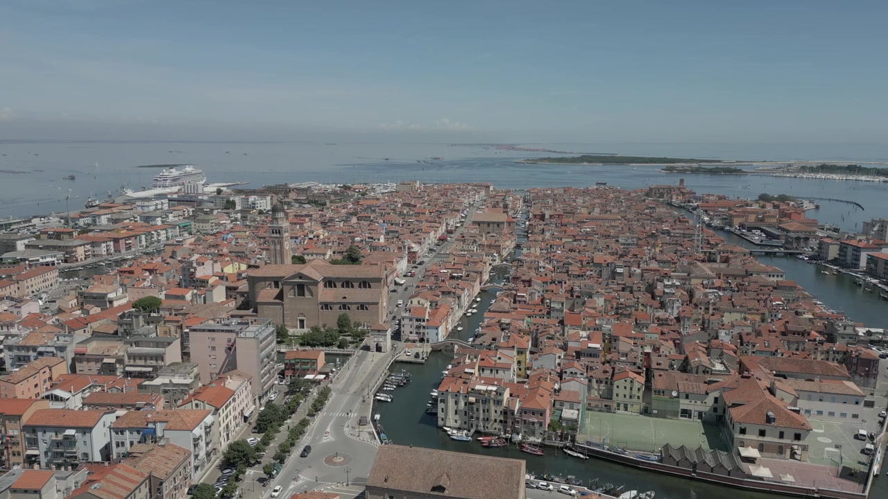Ripresa aerea con drone di Chioggia, Italia, in una soleggiata giornata estiva