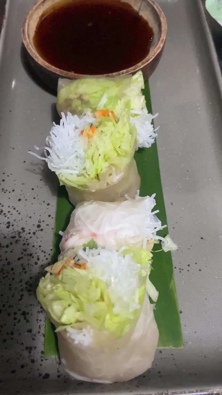 Lumpia Vietnam Segar Disajikan dengan Saus Cocol