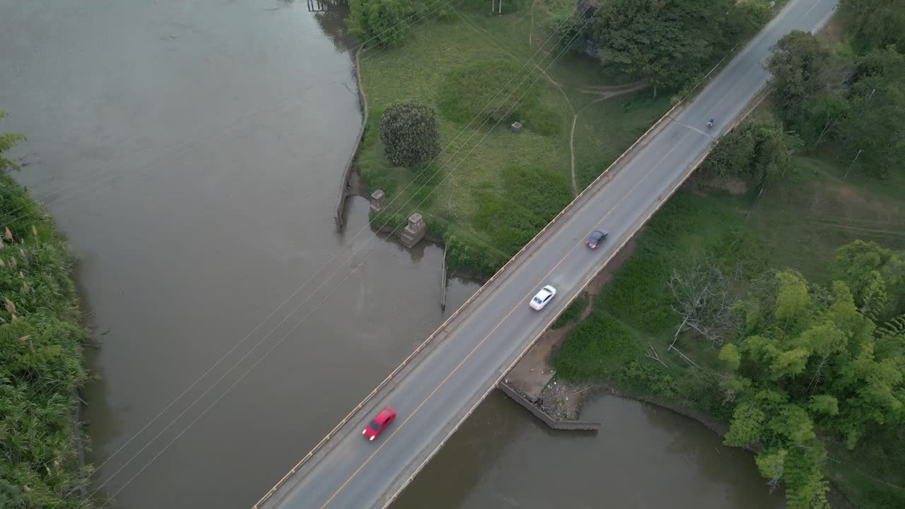 지나가는 자동차와 함께 다리 근처의 카우카 강의 공중 풍경
