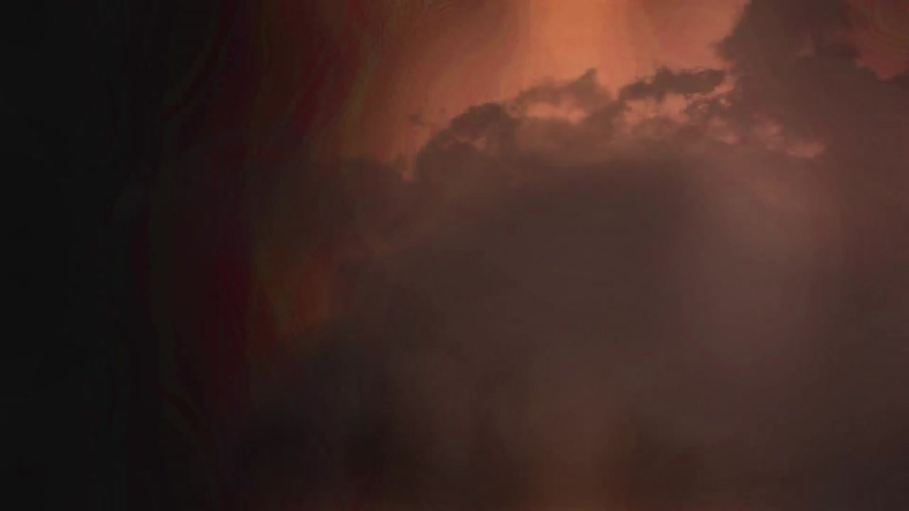 cielo con nubes oscuras y relámpagos