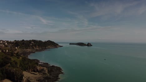 Imágenes-Aéreas-De-Drones-4k-De-La-Costa-De-Cancele,-Bretaña,-Francia-A-Lo-Largo-De-La-Hermosa-Costa-Y-Girando-Hacia-Una-Playa-Rocosa-Que-Tiene-Una-Piscina-Natural