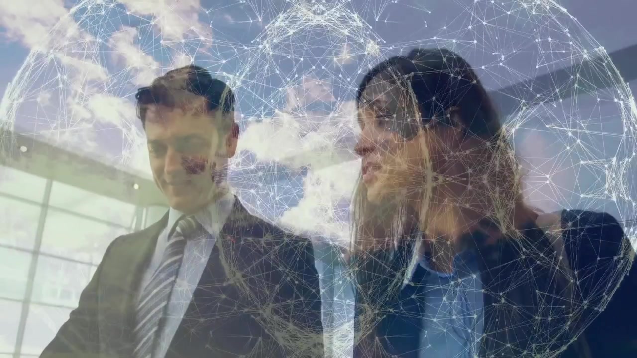 Colleghi che consultano un dispositivo mentre camminano, con un globo wireframe che emerge e si trasforma per una visualizzazione della rete.