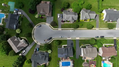 Single-Family-Homes-with-Swimming-pool-in-garden-in-rural-neighborhood