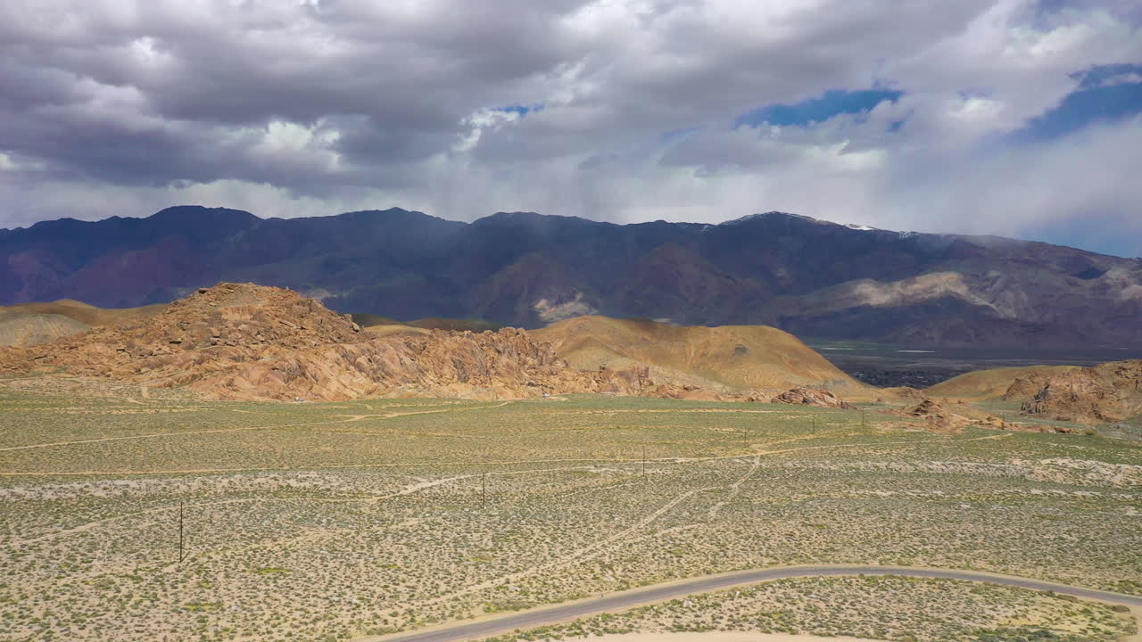 antena de alabama hills cerca de lone pine, california, una zona popular para practicar senderismo y acampar en la sierra nevada oriental