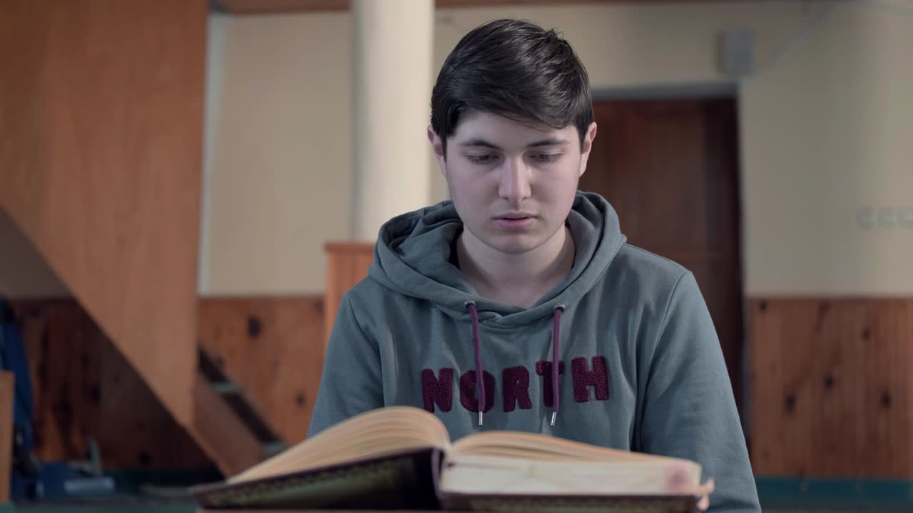 musulmán leyendo el libro sagrado islámico corán