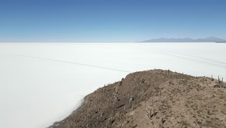 Toma-Cenital-De-Montañas-Marrones-En-El-Salar-De-Uyuni-En-Bolivia,-Orbital-Aéreo