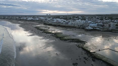 Strandklippenhöhlen-Von-Las-Grutas,-Patagonien-Argentinien-Luftdrohne-über-Der-Meeresstadt-Im-Sommer,-Blaue-Skyline