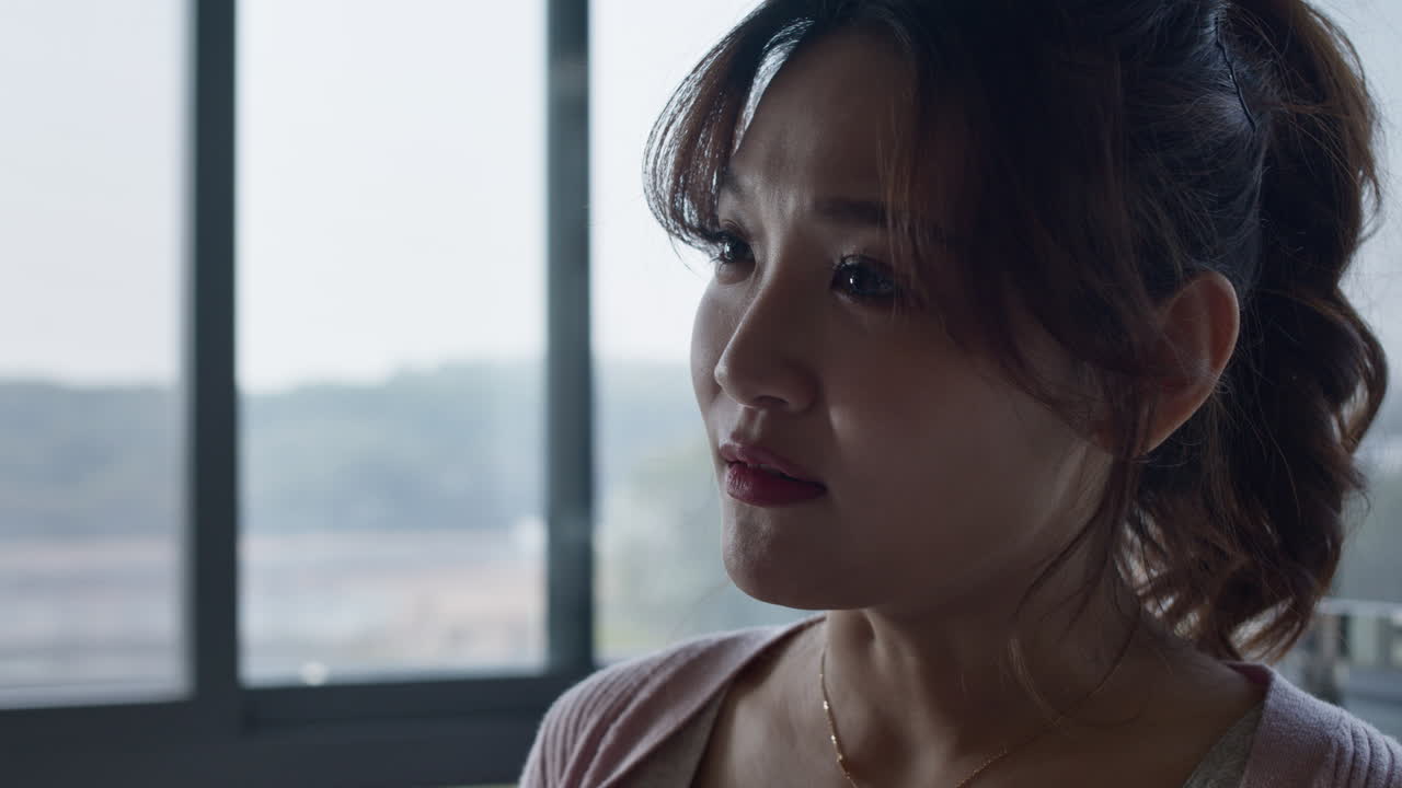 아름다운 중국인 동양인 젊은 여자 술을 마시는