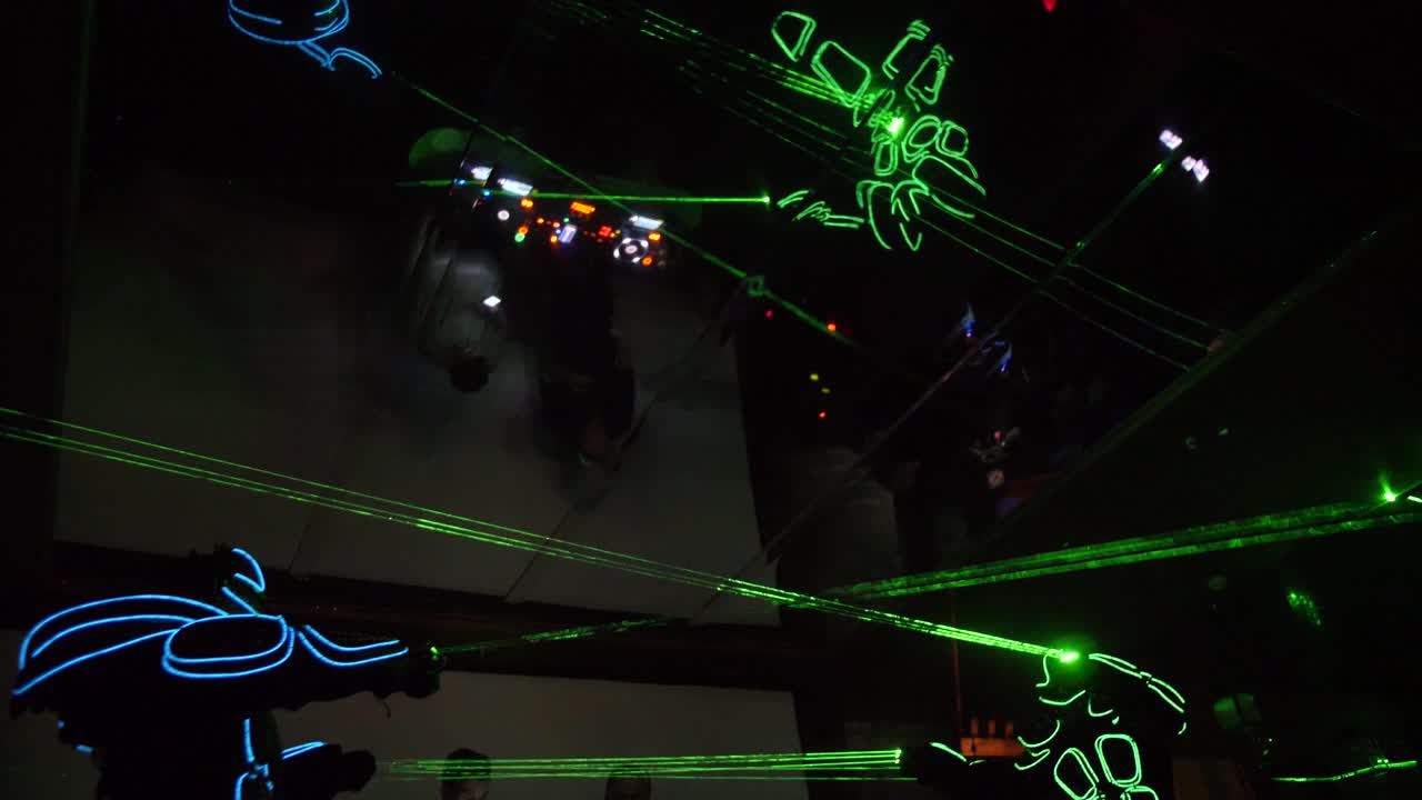 레이저 쇼와 리드 의상