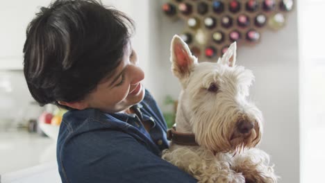 Kaukasische-Frau-Küsst-Ihren-Hund-Im-Wohnzimmer-Zu-Hause