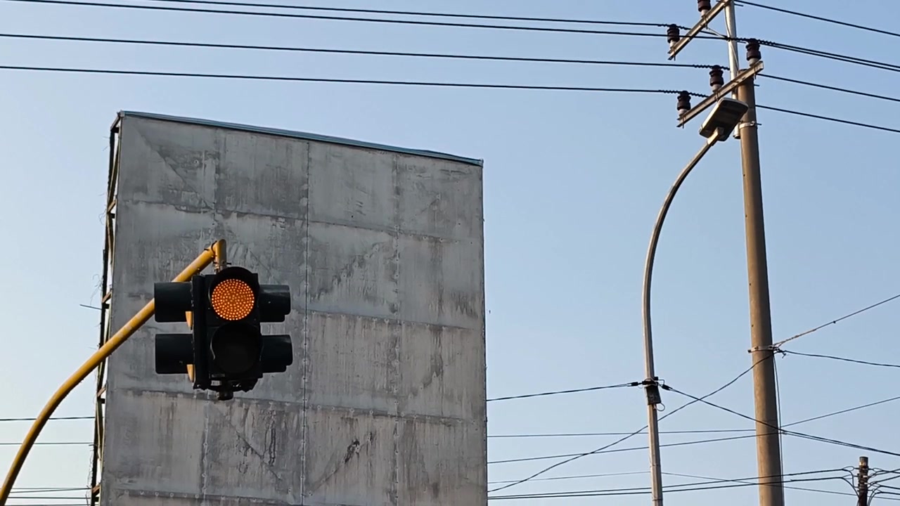 Semáforo Amarelo Piscando Contra o Céu Azul Claro