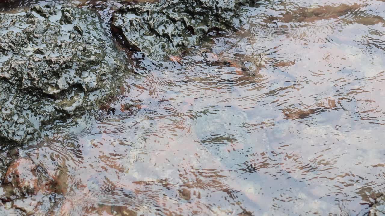 agua que fluye sobre las rocas
