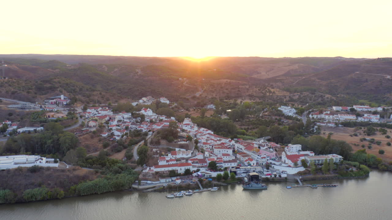 Luftaufnahme von Alcoutim Village und dem Fluss Guadiana bei Sonnenuntergang in Portugal