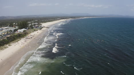 4K-Drohnenaufnahme-Der-Surfstadt-Byron-Bay-In-Australien