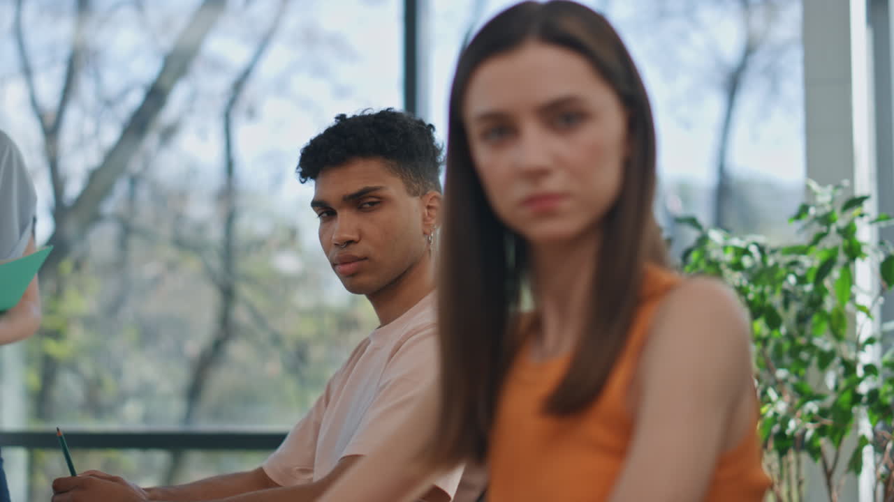 equipo de búsqueda seria cámara web sentado en la oficina de primer plano. personas de negocios posando