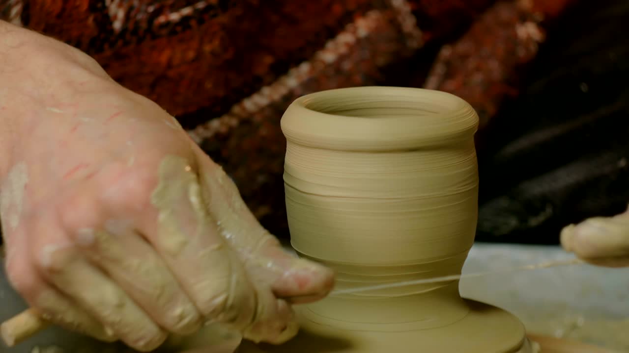 alfarero profesional que trabaja en taller, estudio