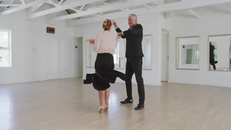 Una-Pareja-Mayor-Caucásica-Pasando-Tiempo-Juntos-Bailando-En-Un-Salón-De-Baile