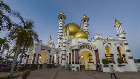 timelapse 4k de personas despertando en la mezquita en kuala kangsar, malasia durante las horas azules