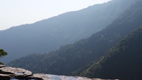 nongnah meghalaya india에서 찍은 최고 각도 비디오에서 산 절벽의 울창한 숲이 있는 천연 수영장